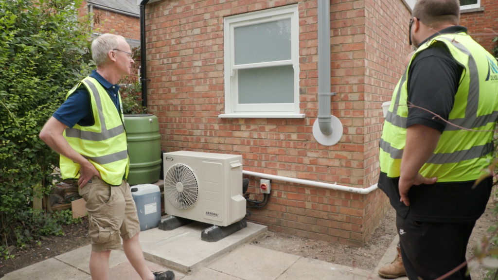 “An air source heat pump is very much like a fridge working in reverse,” says Geordie Stewart, Scheme Manager at Cosy Homes Oxfordshire, standing in front of Lis’s newly installed heat pump.